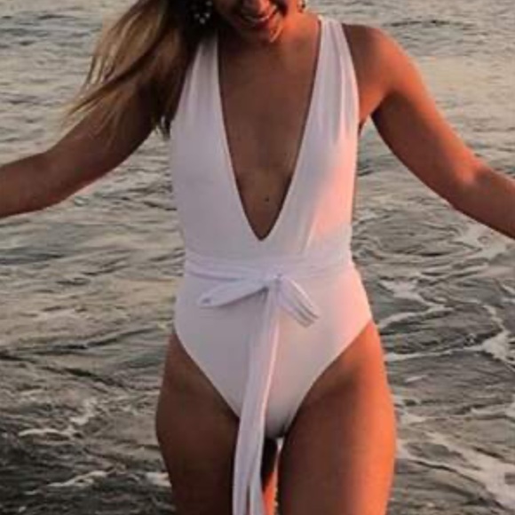❌DONATED❌White Lined Plunging V Detailed One Piece Swimsuit - Picture 6 of 14